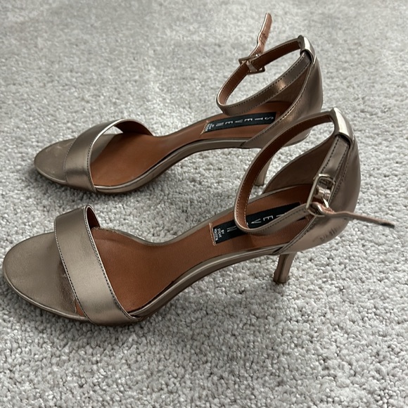 Women’s gold dress sandal - Picture 2 of 5